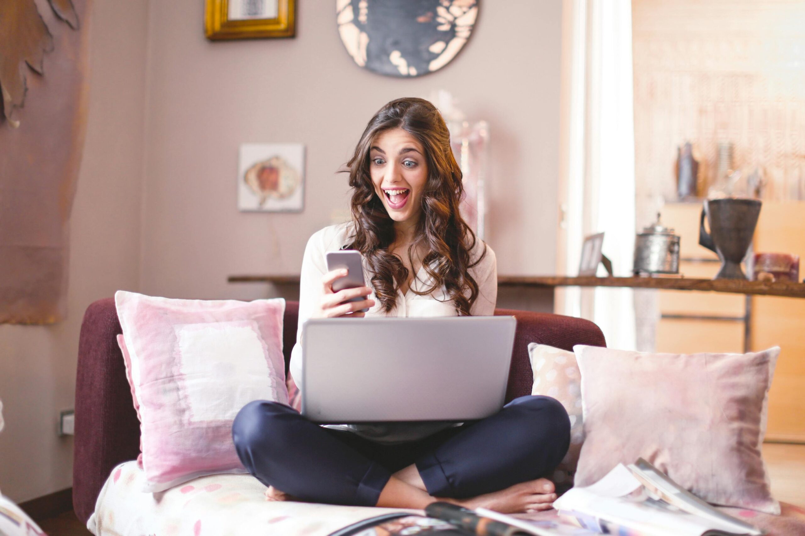 Chica viendo su smartphone